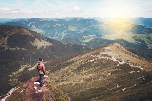 Adam dağın tepesinde duruyor. — Stok fotoğraf