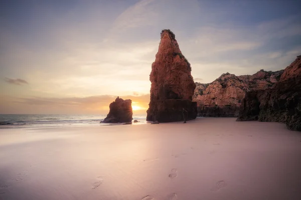 Puesta de sol en la costa rocosa del océano Atlántico — Foto de Stock