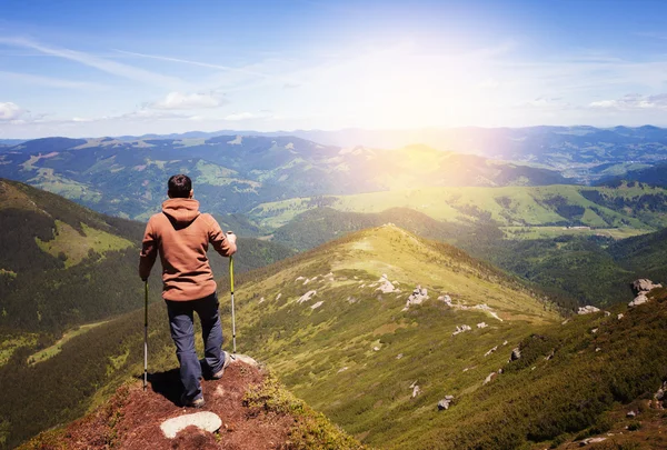 Mann steht auf dem Gipfel des Berges — Stockfoto