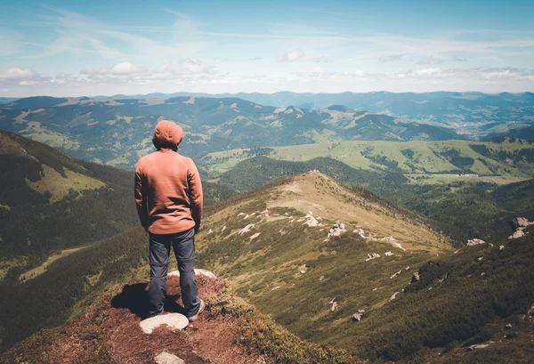 Mann steht auf dem Gipfel des Berges — Stockfoto