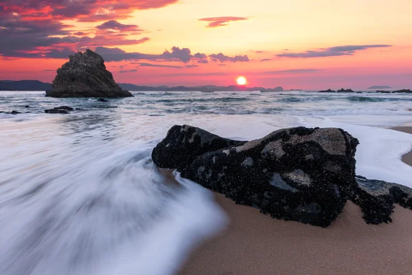 Rocky узбережжя Атлантичного океану на сході сонця — стокове фото