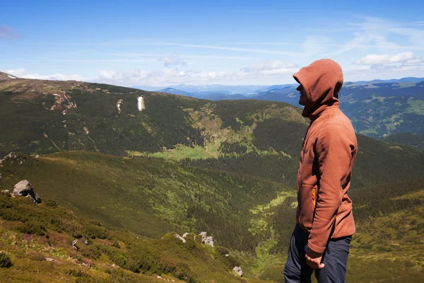 Hombre de pie en la cima de la montaña —  Fotos de Stock