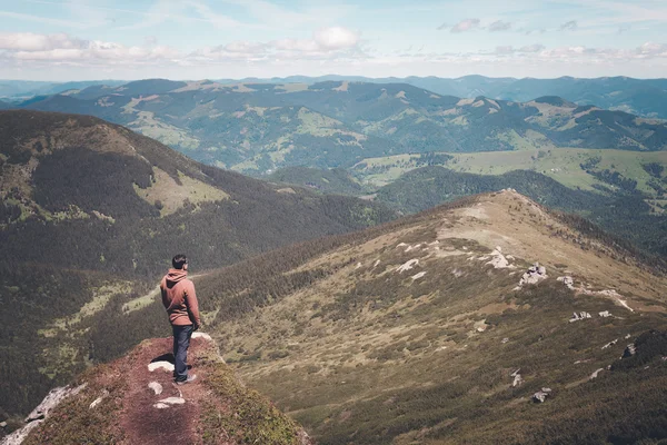 Hombre de pie en la cima de la montaña —  Fotos de Stock