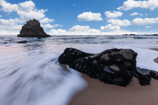 Océano Atlántico costa rocosa en día nublado —  Fotos de Stock