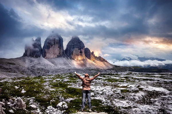 Человек, стоящий на вершине горы — стоковое фото