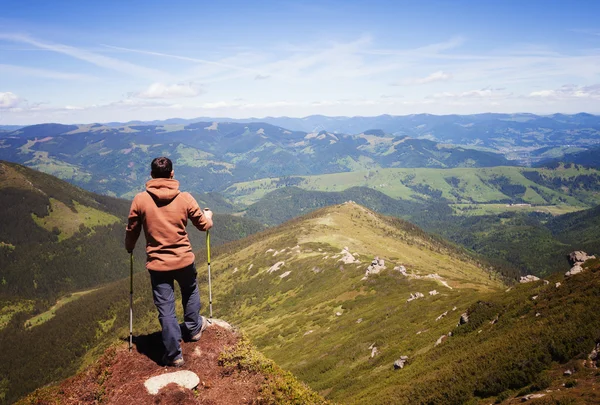 Homem de pé no topo da montanha — Fotografia de Stock