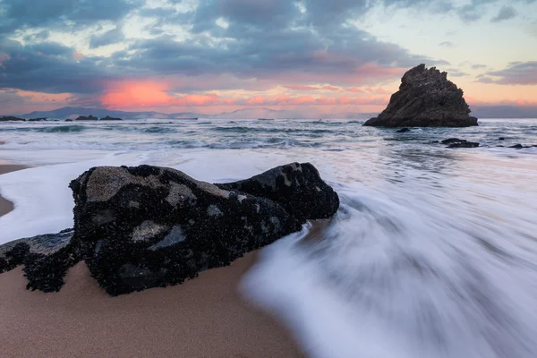 Oceano Atlantico costa rocciosa all'alba — Foto Stock