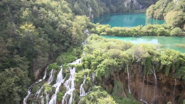 Sjön cascades. Plitvicesjöarna, Kroatien — Stockvideo