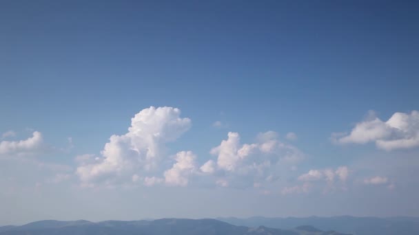 เมฆเคลื่อนที่บนท้องฟ้าสีฟ้า — วีดีโอสต็อก