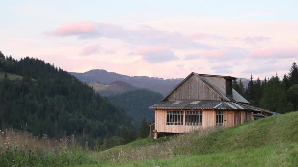 Paisaje de montaña en la noche nublada — Vídeo de stock