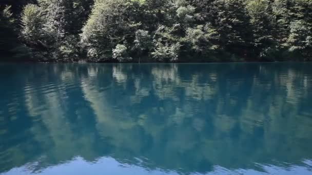 A navegar no rio. Vista de barco — Vídeo de Stock