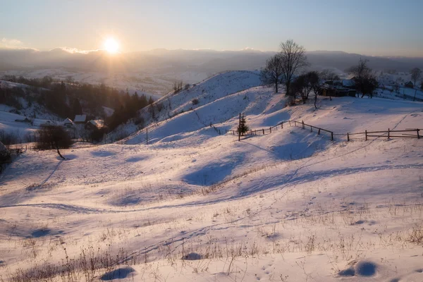 Vinter solnedgång på berget hills — Stockfoto