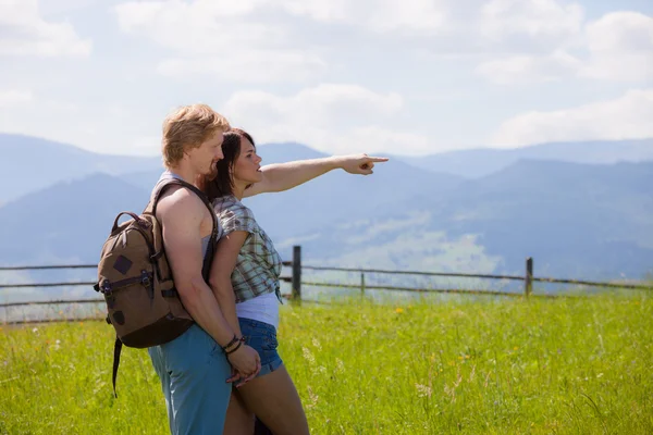 Casal caminhando juntos no prado de verão — Fotografia de Stock