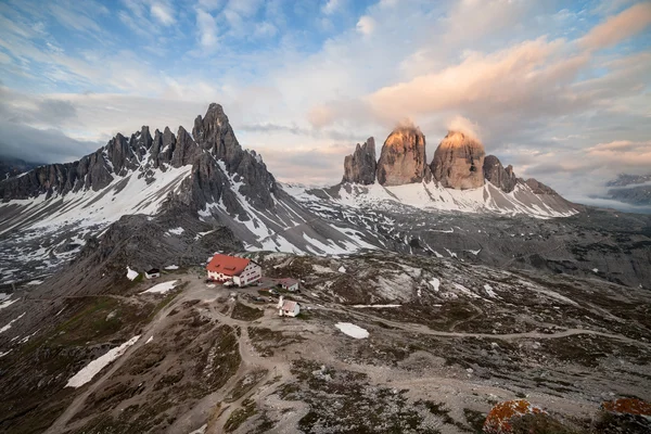 Panorama de Tre Cime y Monte Paterno en la mañana nublada —  Fotos de Stock