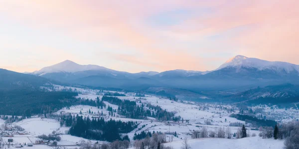 Panorama de montanha de inverno cume nevado — Fotografia de Stock