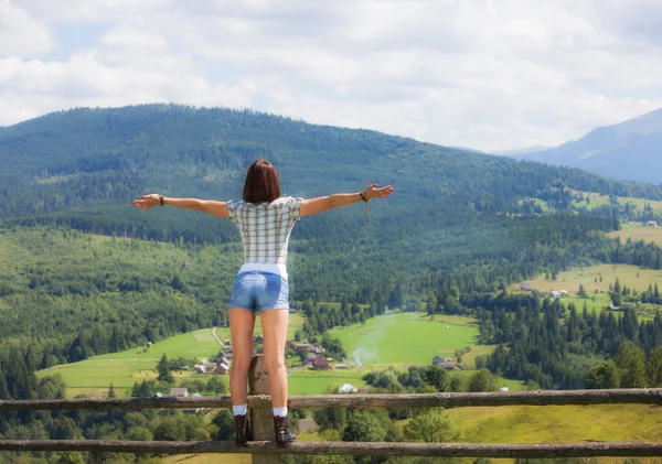 Erwachsenes Mädchen steht auf dem Zaun — Stockfoto