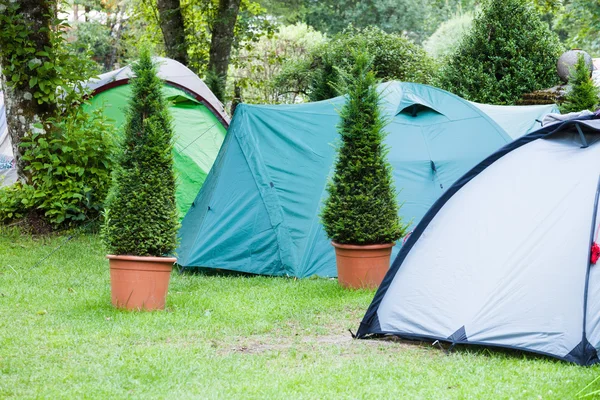 Кемпинг с палатками — стоковое фото