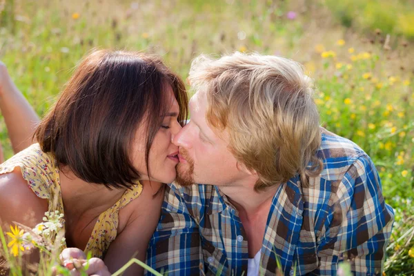 Gelukkige mooie paar verliefd zoenen op het veld — Stockfoto