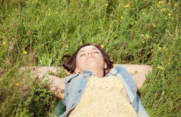Hermosa chica acostada en el prado de verano — Foto de Stock