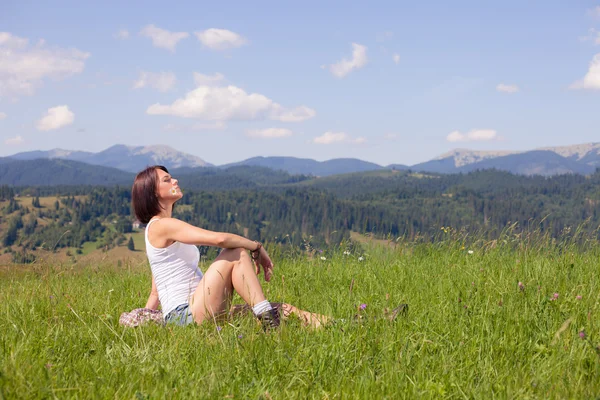 Hermosa chica acostada en el campo de hierba verde — Foto de Stock