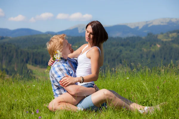 Gelukkige mooie paar verliefd — Stockfoto