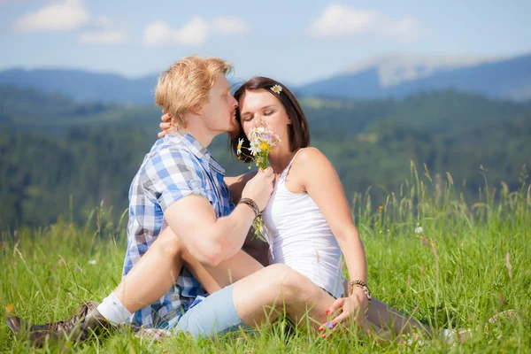 Gelukkige mooie paar verliefd — Stockfoto