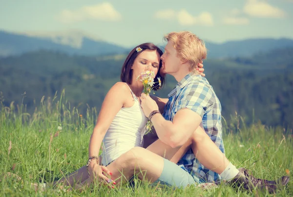 Gelukkige mooie paar verliefd — Stockfoto