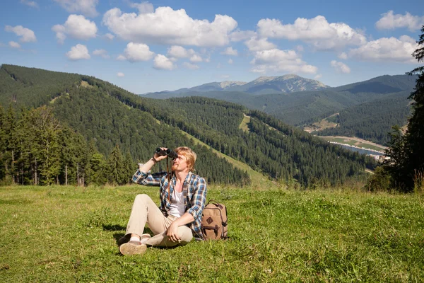 Jovem viajante desfrutando de vista montanha — Fotografia de Stock