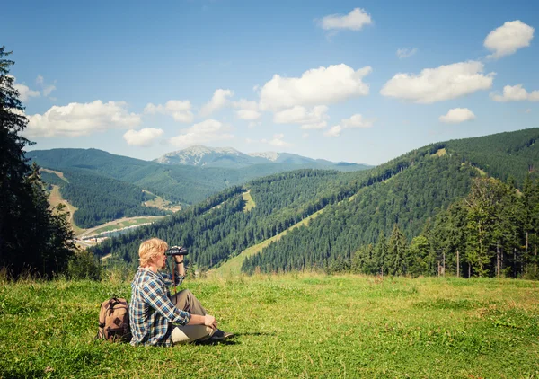 Young traveler enjoying mountain view — Stock Photo, Image