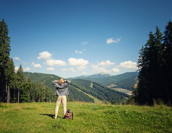 Viajero joven disfrutando de vistas a la montaña —  Fotos de Stock