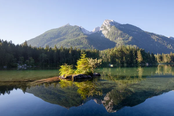 高山湖泊在阳光明媚的早晨 — 图库照片