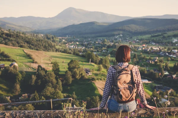 Молода дівчина подорожує, насолоджуючись видом на гори — стокове фото