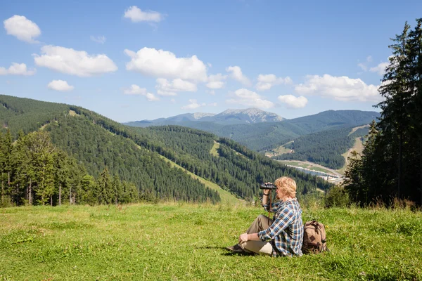 Jovem viajante desfrutando de vista montanha — Fotografia de Stock