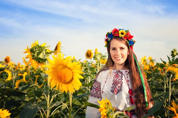 Smuk ung kvinde på solsikke felt - Stock-foto