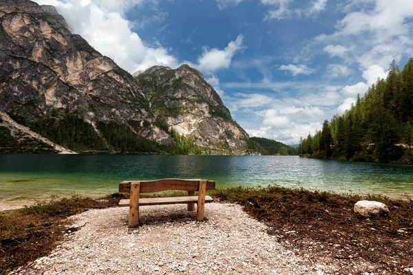 Panchina vicino al lago di montagna — Foto Stock