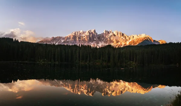 Panorama lago di carezza wcześnie rano — Zdjęcie stockowe