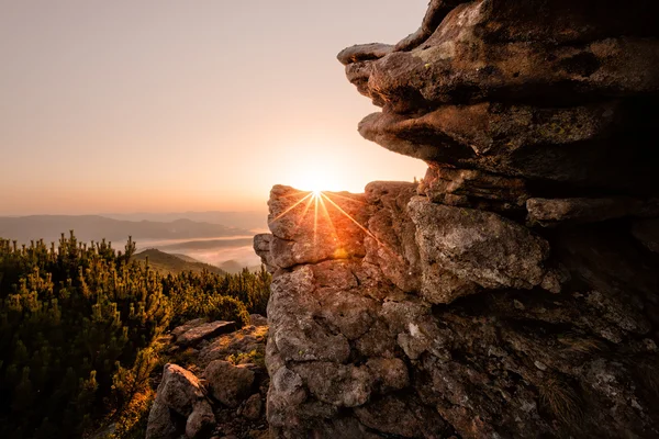 Сходом сонця гора — стокове фото