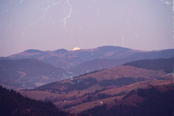 Foto de estilo retro de la salida de la luna sobre las montañas colinas —  Fotos de Stock