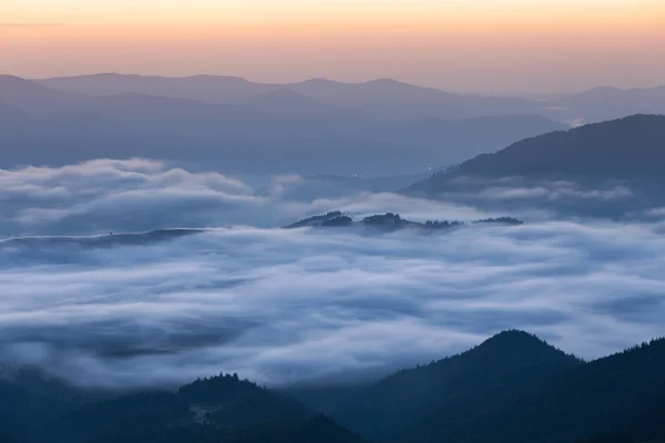 Mlžné hory silueta — Stock fotografie