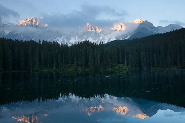 Lago di Carezza sabah erken — Stok fotoğraf