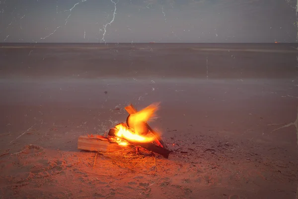 Imagem de estilo vintage de fogo na praia — Fotografia de Stock