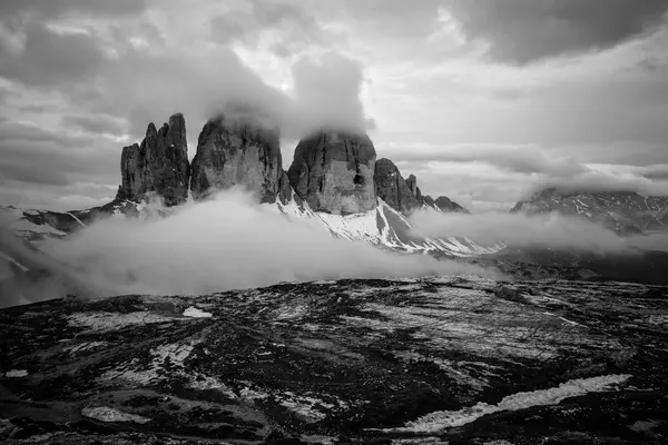 Černobílé fotografie Tre Cime Mountain — Stock fotografie