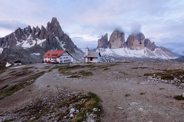 Panorama z Tre Cime i Monte Paterno rano pochmurno — Zdjęcie stockowe