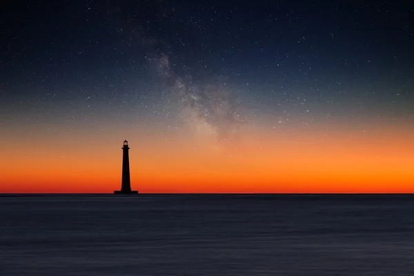 Faro contro il cielo notturno — Foto Stock