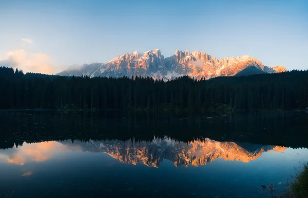 Panorama des Lago di Carezza bei Sonnenaufgang — Stockfoto