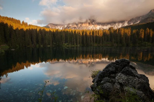 Lago di carezza na zachodzie słońca — Zdjęcie stockowe