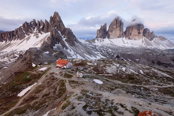 Panorama z Tre Cime i Monte Paterno rano pochmurno — Zdjęcie stockowe