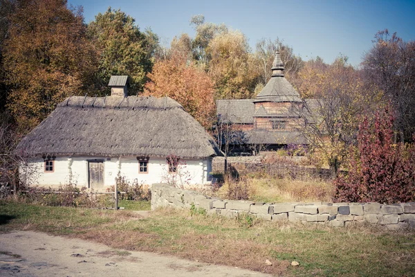 Kleine folk cottage in het Pirogovo museum in de buurt van Kiev — Stockfoto