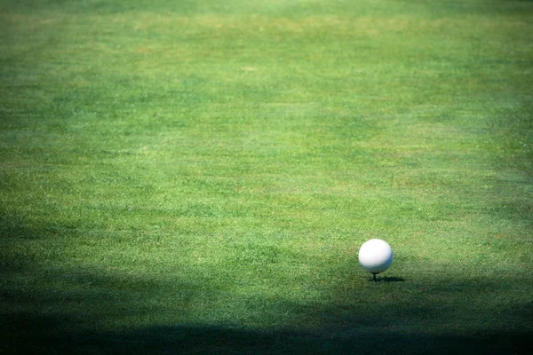 Bola de golfe no campo de golfe verde — Fotografia de Stock