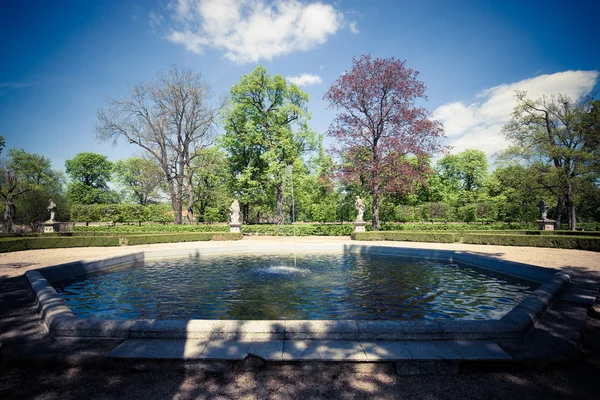 Brunnen im Park — Stockfoto